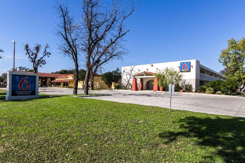 Motel 6 Uvalde Tx image