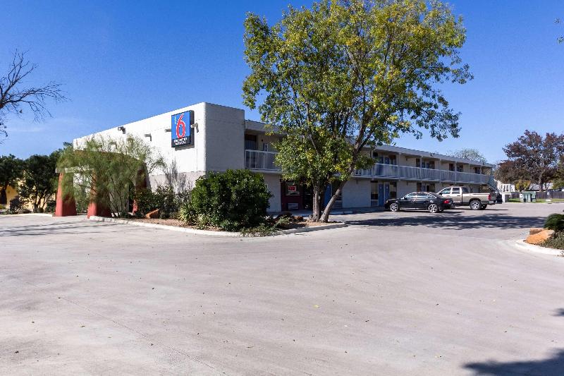Motel 6 Uvalde Tx image
