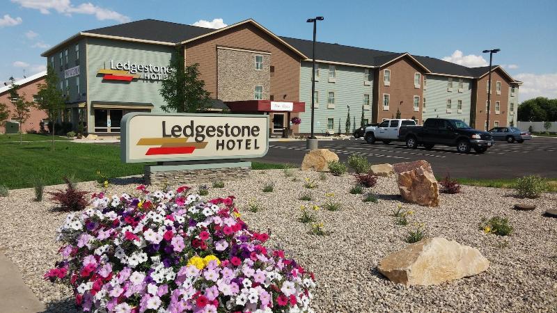 Ledgestone Hotel Vernal — exterior view