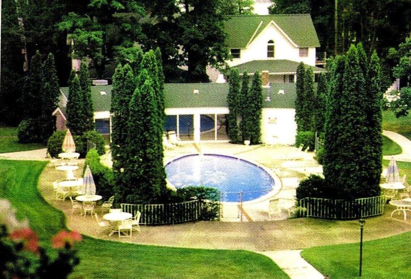 Colonial Inn Harbor Springs image