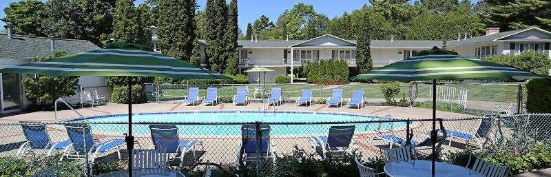 Colonial Inn Harbor Springs image