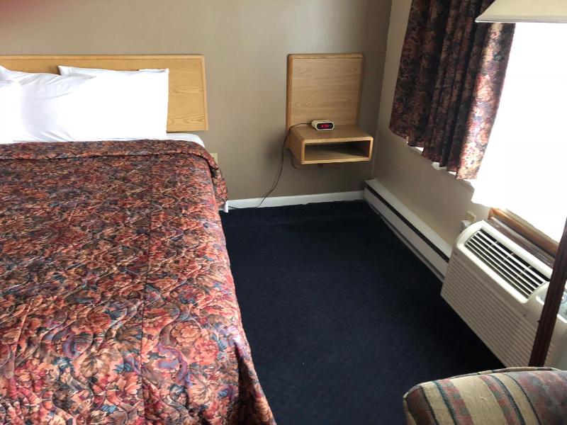 Village Inn Motel Holt