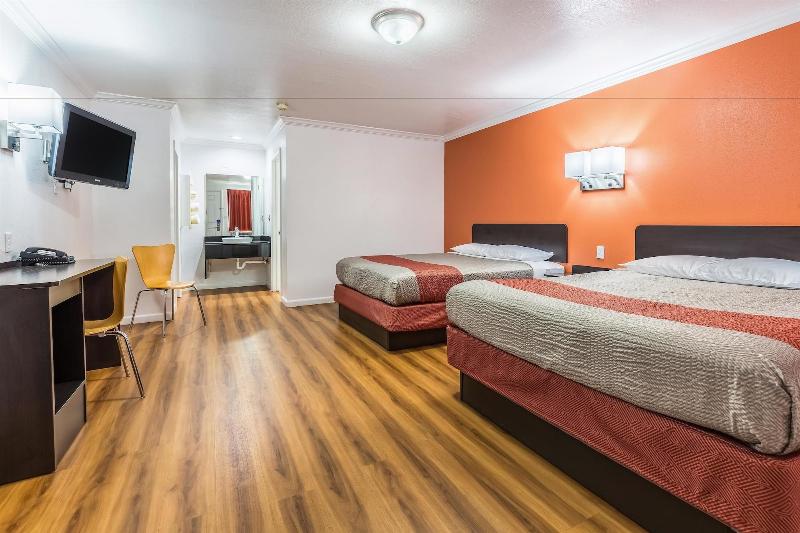 Motel 6 Tremonton image
