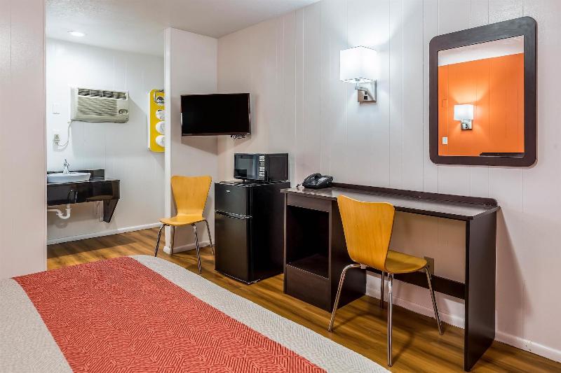 Motel 6 Tremonton image