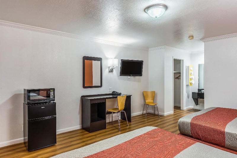 Motel 6 Tremonton image 10