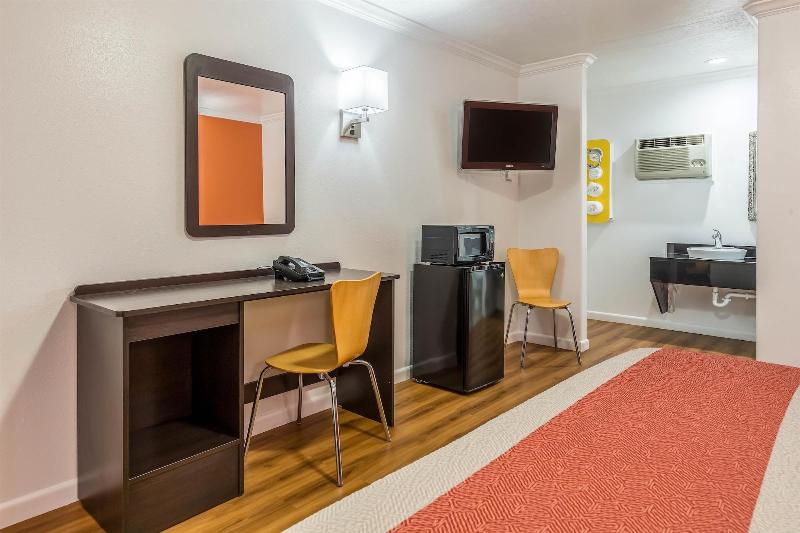 Motel 6 Tremonton image 2