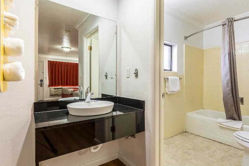 Motel 6 Tremonton image