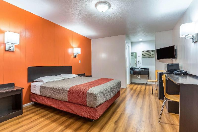 Motel 6 Tremonton image