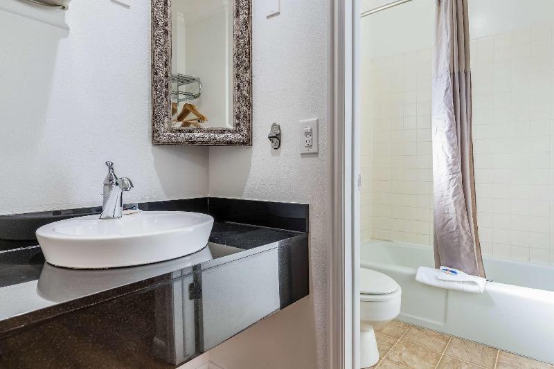 Motel 6 Tremonton image