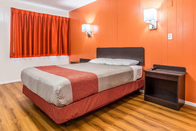 Motel 6 Tremonton image