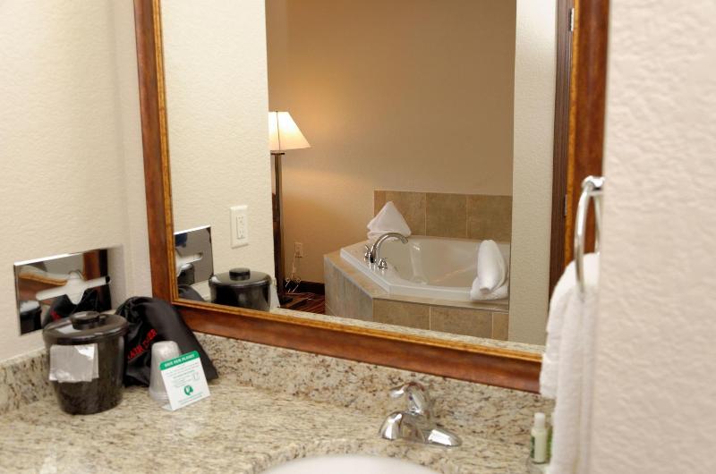 Cobblestone Inn Suites Denison Oak Ridge image