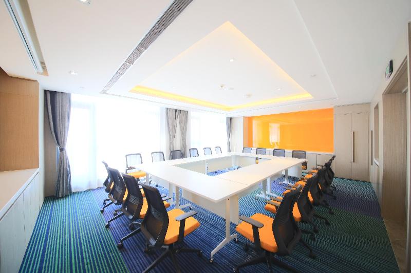 Holiday Inn Express Yingkou Onelong Plaza image