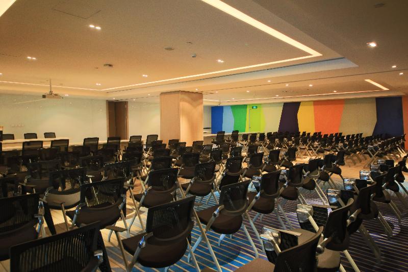 Holiday Inn Express Yingkou Onelong Plaza image