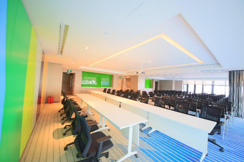 Holiday Inn Express Yingkou Onelong Plaza image