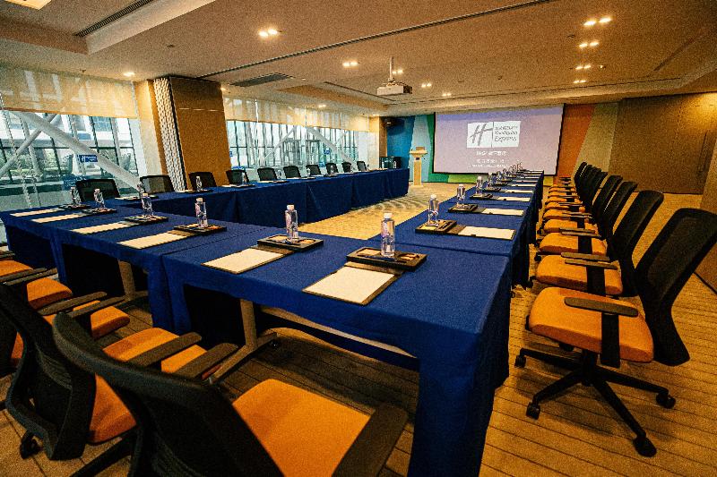 Holiday Inn Express Yingkou Onelong Plaza image