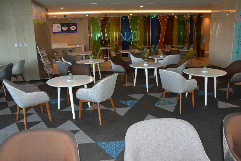 Holiday Inn Express Yingkou Onelong Plaza image
