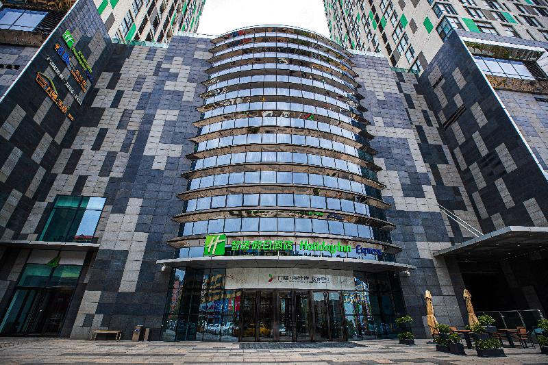 Holiday Inn Express Yingkou Onelong Plaza image