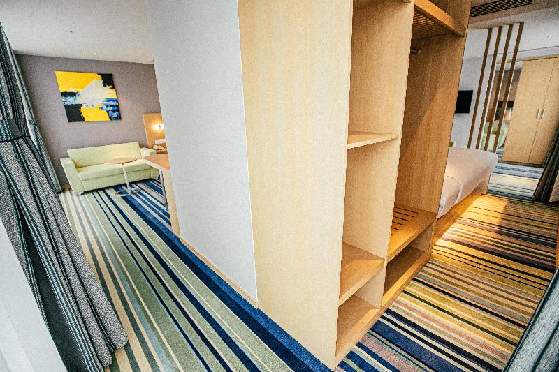 Holiday Inn Express Yingkou Onelong Plaza image