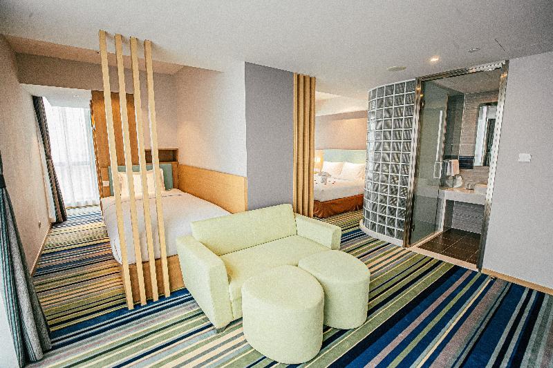 Holiday Inn Express Yingkou Onelong Plaza image