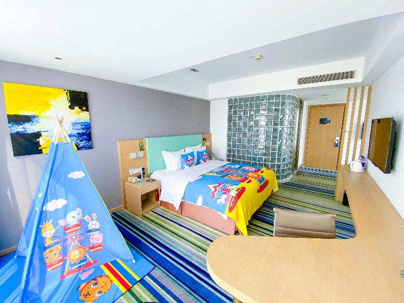 Holiday Inn Express Yingkou Onelong Plaza image