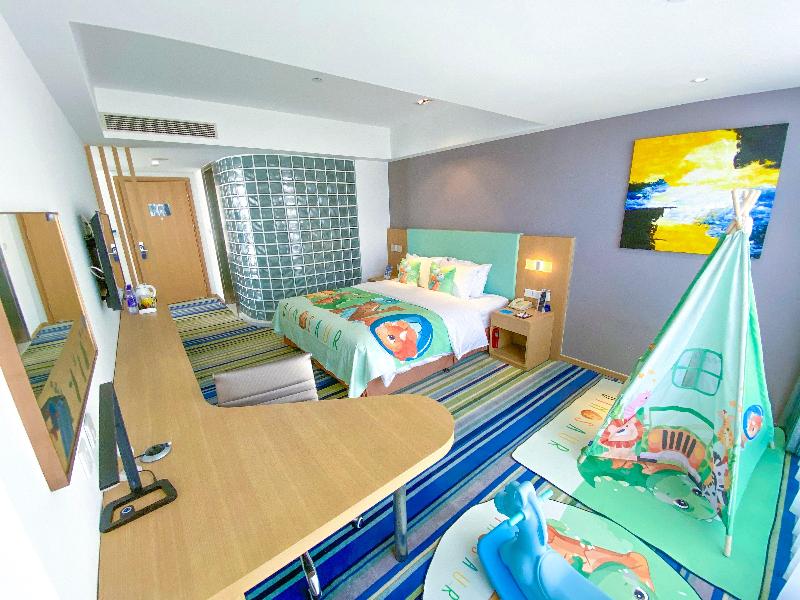 Holiday Inn Express Yingkou Onelong Plaza image