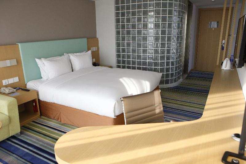 Holiday Inn Express Yingkou Onelong Plaza image