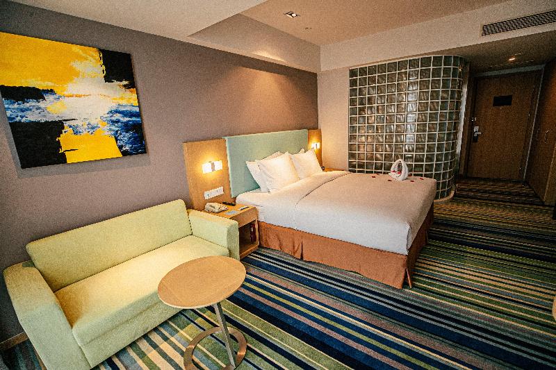 Holiday Inn Express Yingkou Onelong Plaza image