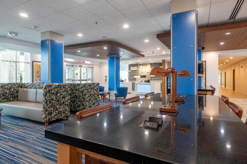 Holiday Inn Express & Suites Staunton By IHG