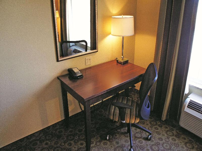 La Quinta Inn & Suites by Wyndham Minot image