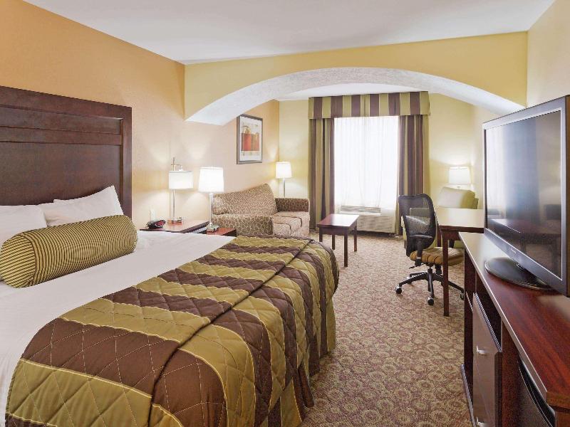La Quinta Inn & Suites by Wyndham Minot image