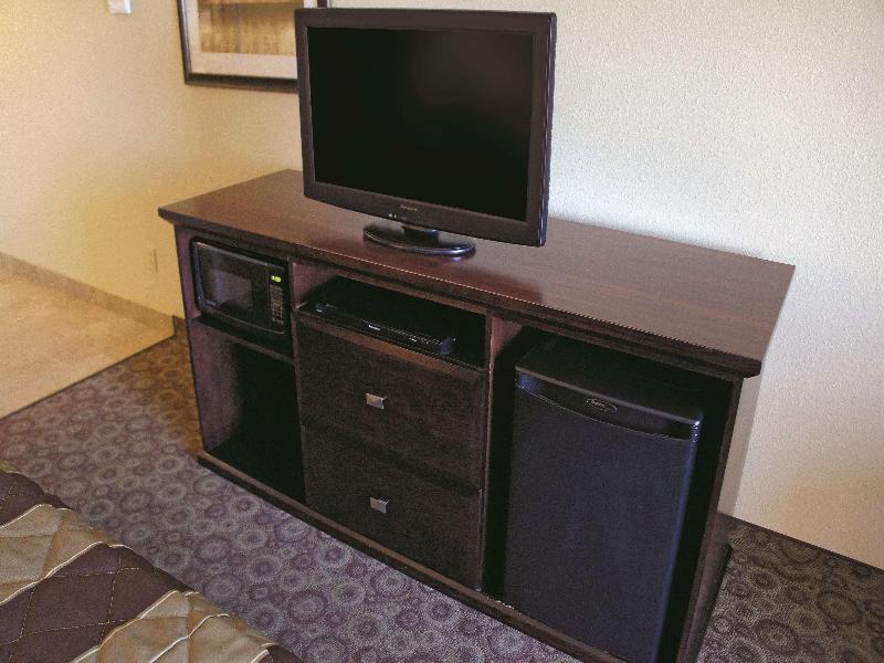 La Quinta Inn & Suites by Wyndham Minot image