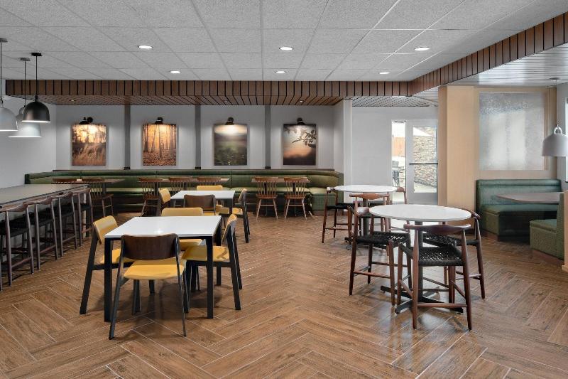 Fairfield Inn Suites By Marriott Lake Geneva image