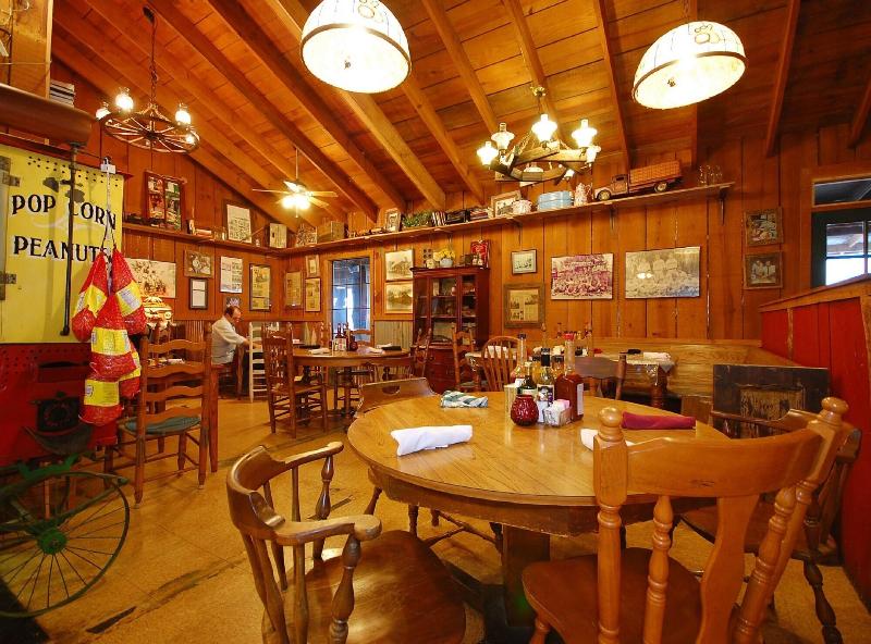The Smokehouse Lodge And Cabins image