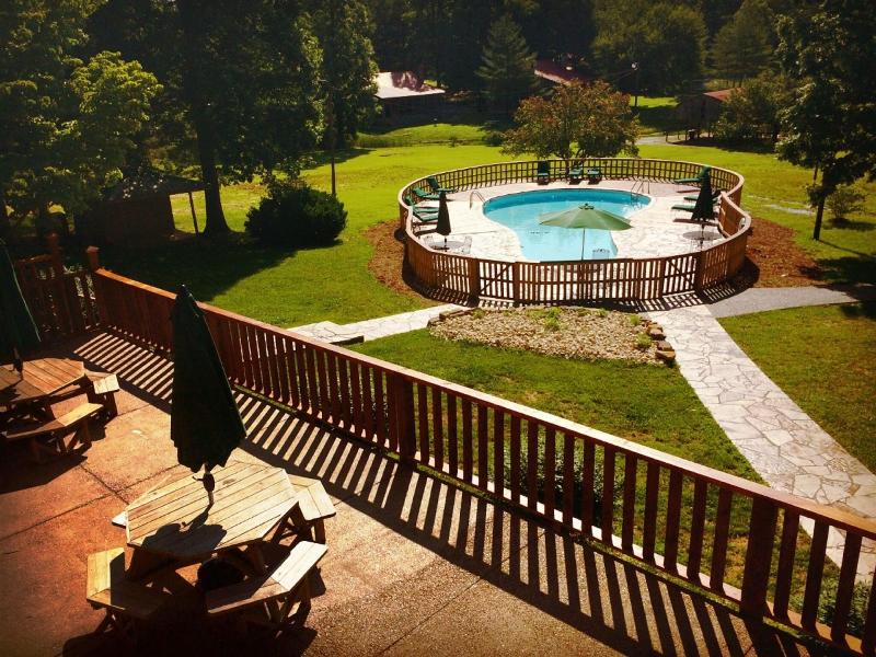 The Smokehouse Lodge And Cabins image