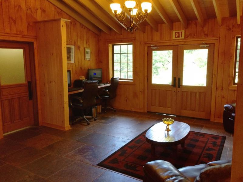 The Smokehouse Lodge And Cabins image