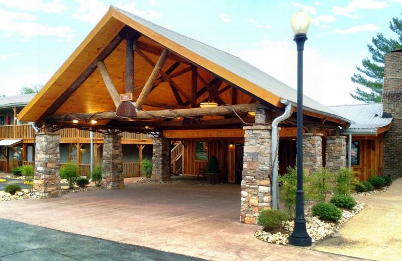 The Smokehouse Lodge And Cabins image