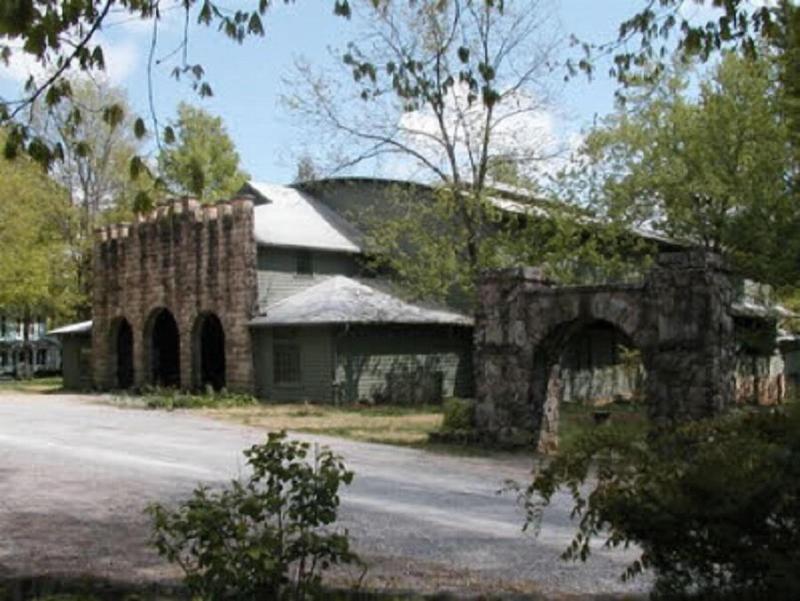 The Smokehouse Lodge And Cabins image