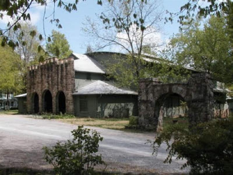 The Smokehouse Lodge And Cabins image