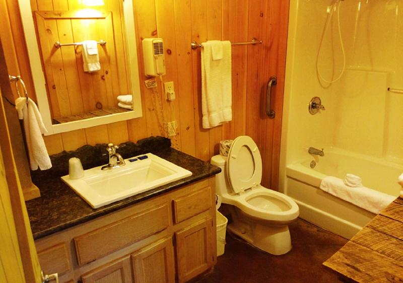 The Smokehouse Lodge And Cabins image