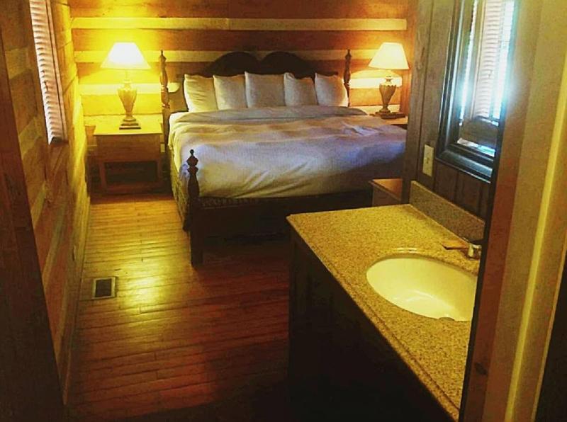 The Smokehouse Lodge And Cabins image
