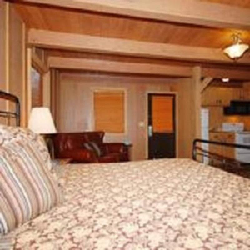 The Smokehouse Lodge And Cabins image