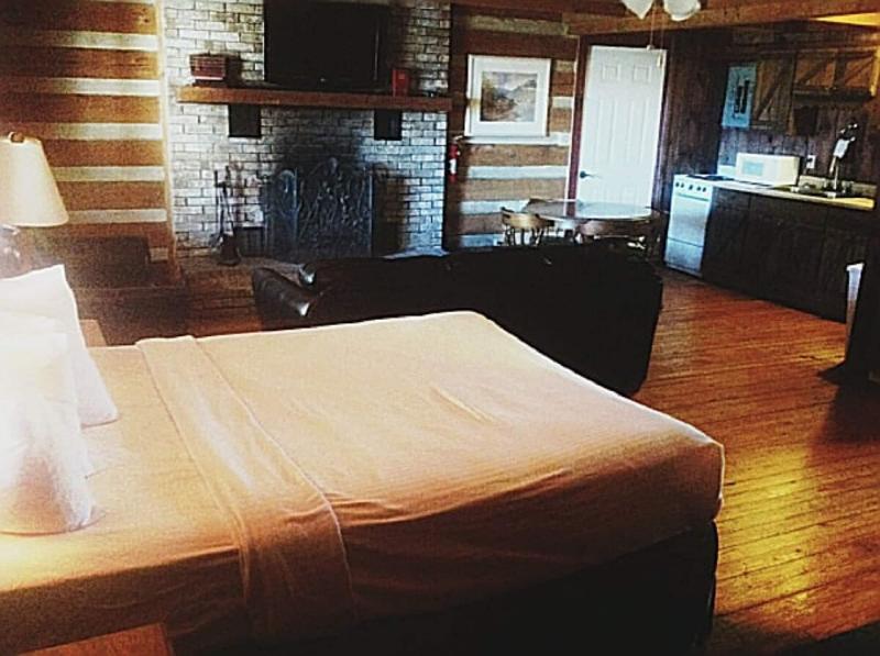 The Smokehouse Lodge And Cabins image