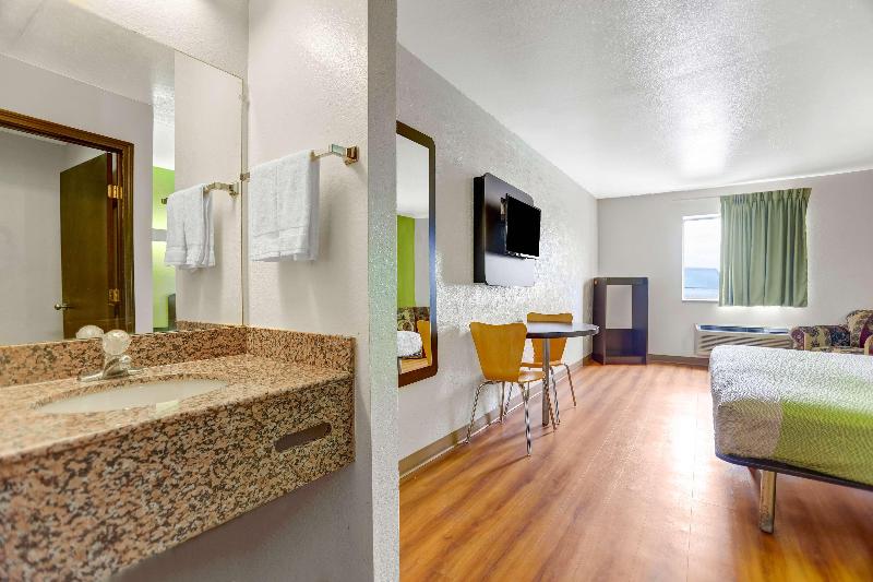 Motel 6 Moriarity image
