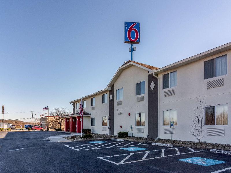 Motel 6 Barkeyville Pa image