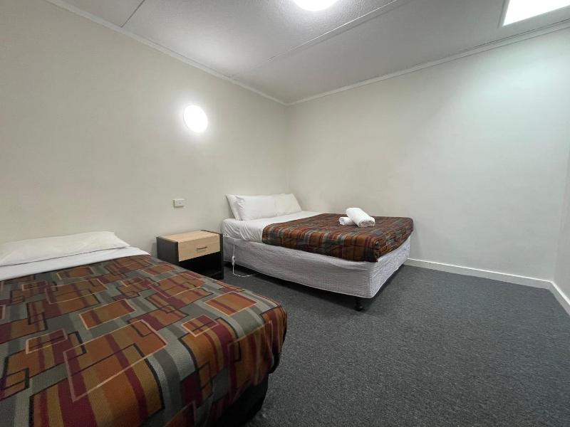 Parkside Inn Motel image
