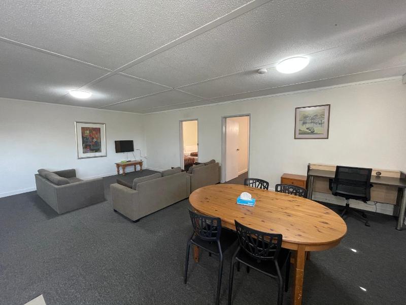 Parkside Inn Motel image