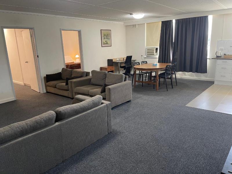 Parkside Inn Motel image