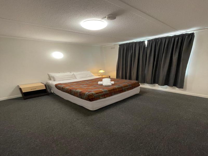 Parkside Inn Motel image