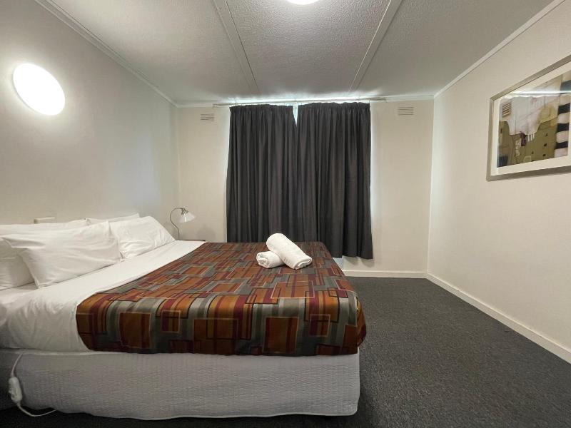 Parkside Inn Motel image