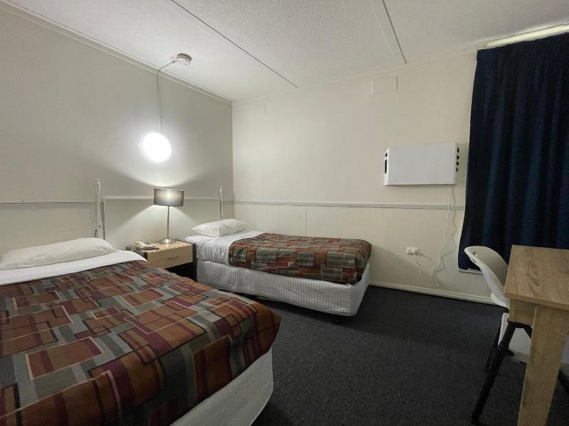 Parkside Inn Motel image